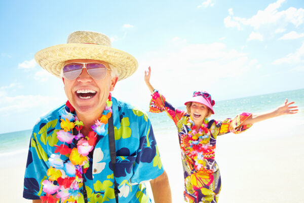 happy-colorful-senior-couple-on-beach